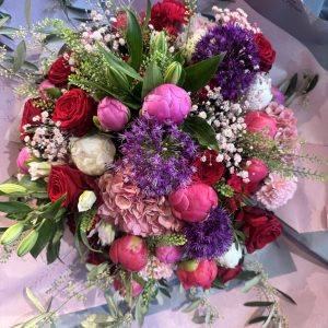 Bunter Blumenstrauß mit viel rot und lila Anteilen