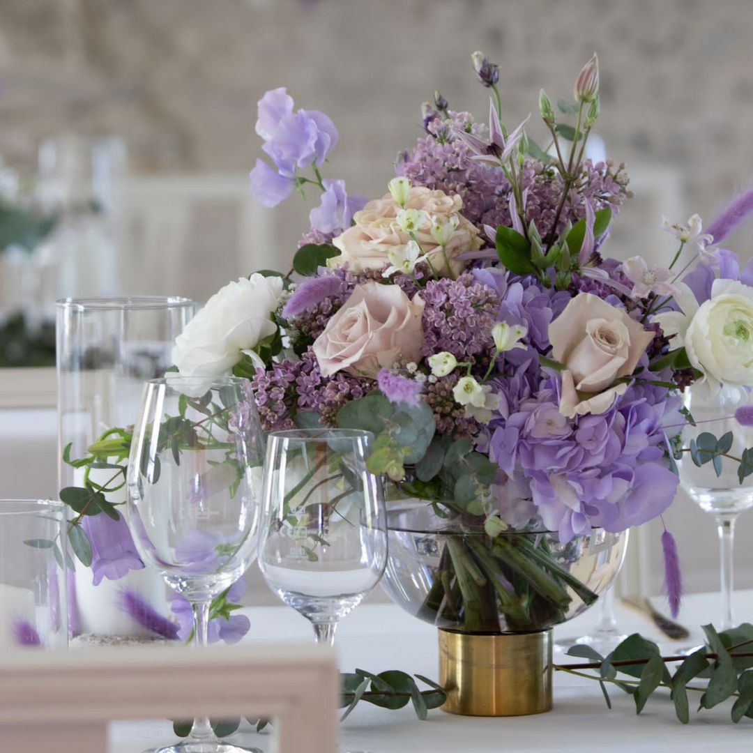 Tischdeko mit Blumen und Gläsern